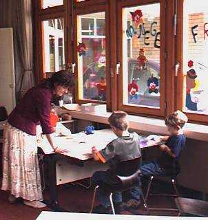 Die freundliche Gestaltung des Raumes und der Fenster kommt den Kindern entgegen.